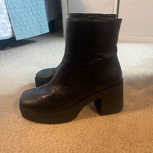 Black boots with thick heel